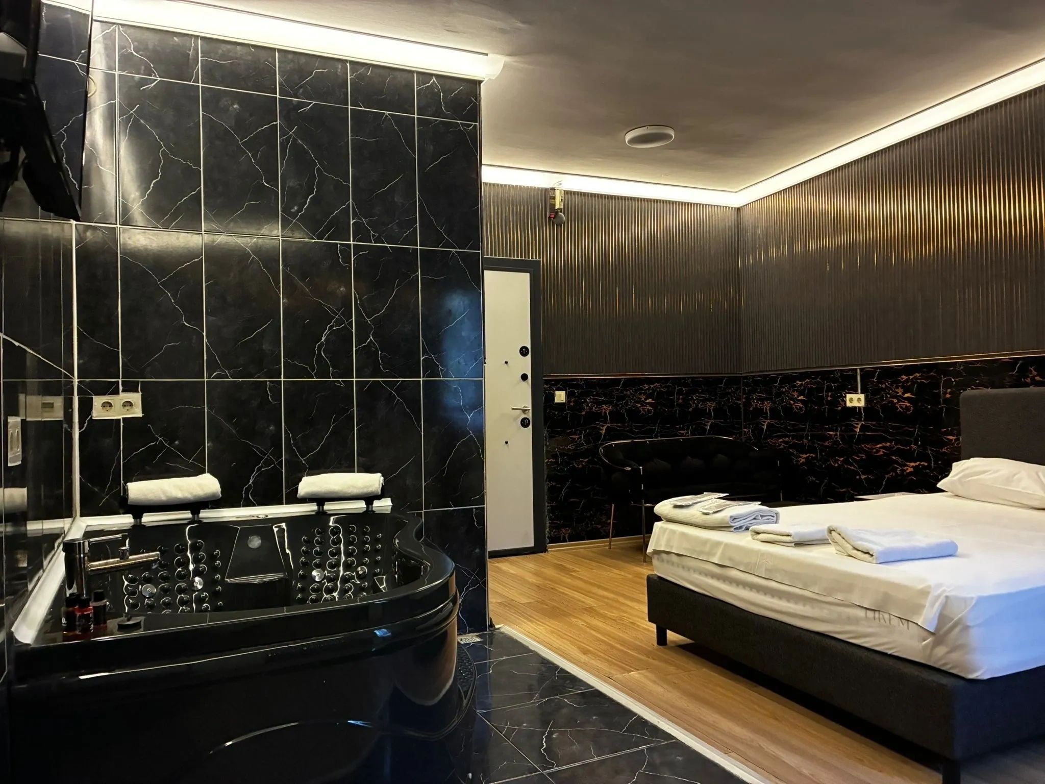 Lüks Banyo — Altın Detaylar